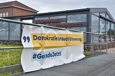 Banner für #GeradeJetzt am Eingang der KZ-Gedenkstätte Neuengamme