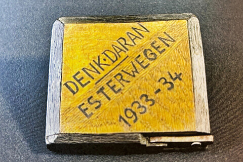 Selbstgefertigtes Zigarettenetui, gelb, mit Schrift "denk daran Esterwegen 1933-34, des Häftlings Reinhold Kröter, um 1934